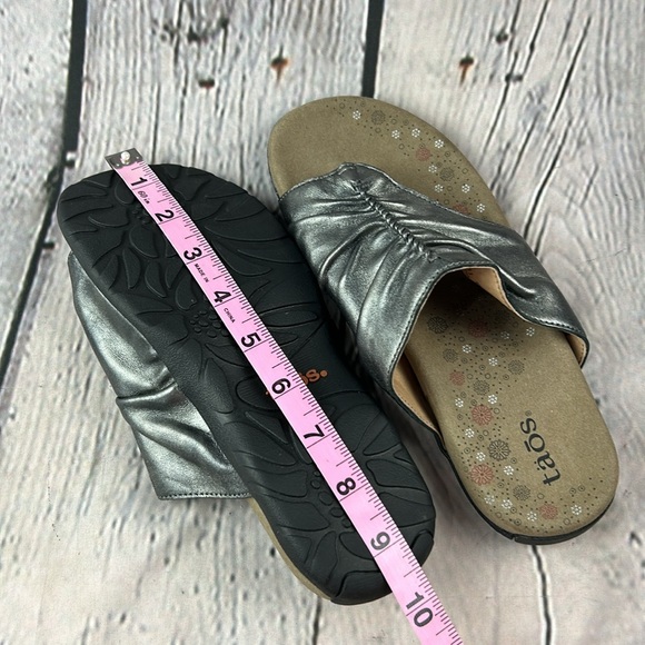 TAOS GIFT 2 Pewter Leather Thong Slip On Sandal - Picture 16 of 16